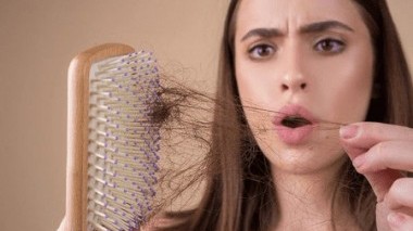 Come affrontare la caduta stagionale dei capelli